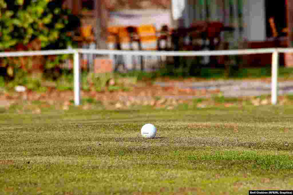 Кара-Жыгач айылындагы &ldquo;Кленовый лист&rdquo;&nbsp;гольф клубунда &nbsp;бир оюнчу бир оюн&nbsp;үчүн 1200 сом төлөйт. &nbsp;Жазында кар кетип жерге көк чыга баштагандан тартып, биринчи кар түшкөнгө чейинки мезгил гольф ойноого ылайыктуу.&nbsp; Гольф 600 жыл мурда Шотландияда ойнолуп башталгандыгы тарых булактарында жазылган. 100 жылдан ашуун убакыттан бери эл аралык мелдештер өткөрүлүп келет. Абройлуу&nbsp;оюндар АКШ жана Англияда&nbsp;көп өткөрүлүп, аларга ышкыбоз даражасынан өткөн чебер спортчулар катыша алышат. 