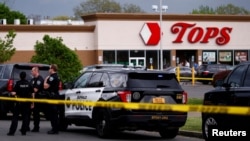 Паліцыя каля ачэпленага супэрмаркета ў Бафала, дзе адбылася трагічная страляніна, 14 траўня 2022