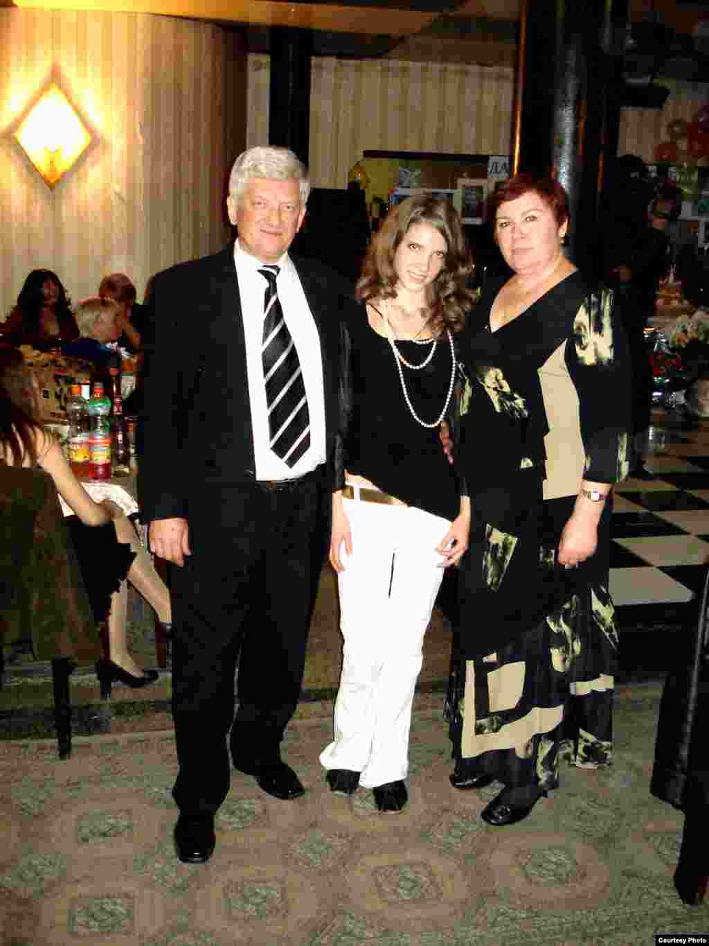 Навоий тоғ-кон металлургия комбинати кадрлар бўлими собиқ бошлиғи Леонид Лошаков хотини ва кичкина қизи билан. 