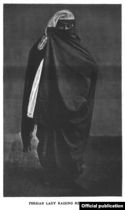 زنی در حال «روگرفتن»