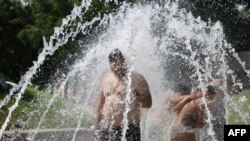 Фантан -- адна з магчымасьцяў ахаладзіцца. Мадрыд, Гішпанія, 28 чэрвеня 2025 году