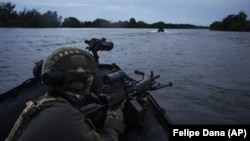 Українські військові пливуть на човнах по Дніпру поблизу Херсону, червень 2023 року