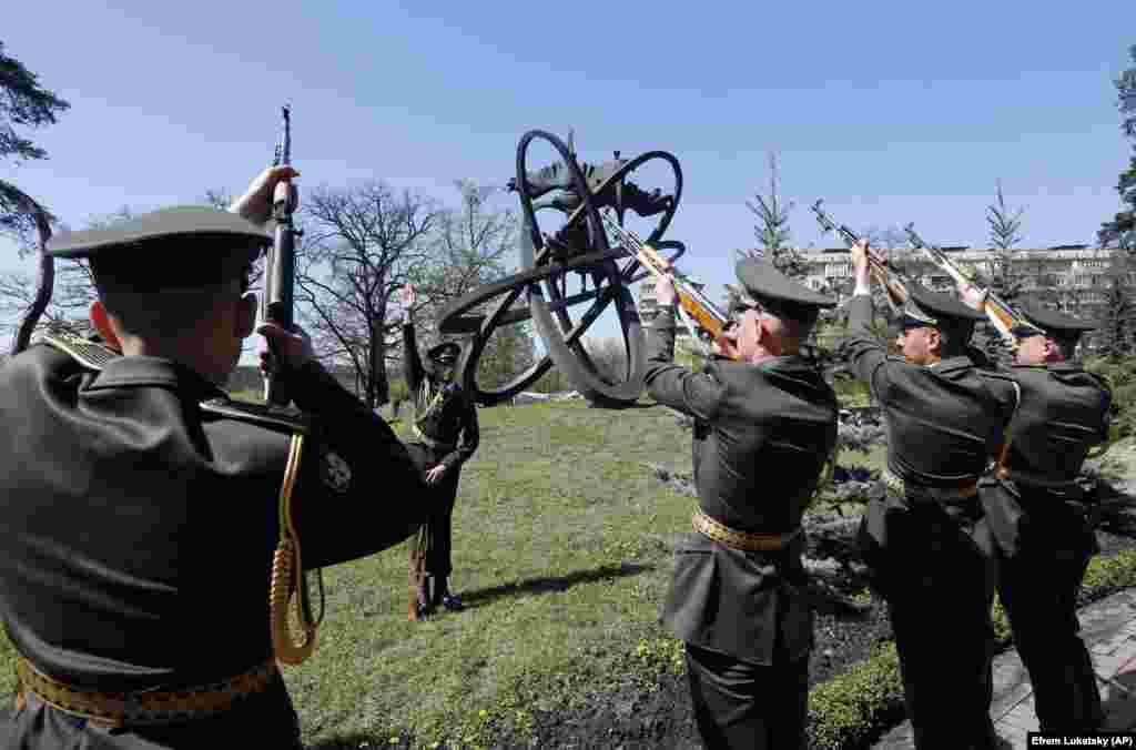 Почесна варта біля меморіалу жертв аварії на ЧАЕС. Київ, Україна, 26 квітня 2019 року &nbsp;