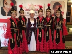 Бермет Байкелова с девушками из танцевального коллектива.