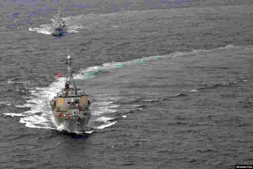 Фрегат ВМС Украины «Гетман Сагайдачный» и ракетный эсминец ВМС США «Дональд Кук» во время совместных учений в Черном море, 13 января 2015