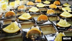 دکتر عجمی با تاکید بر اینکه استفاده از شربت ذرت، از اقلام پایه کنونی در رشته شیرینی‌پزی است، می‌گوید باید اقدامی در مورد اصلاح این روش در ایران صورت گیرد.