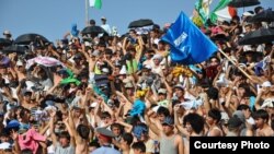 Бозии футбол миёни тимҳои "Истиқлол" ва "Равшан" дар варзишгоҳи марказии шаҳри Кӯлоб, моҳи июни соли 2011.