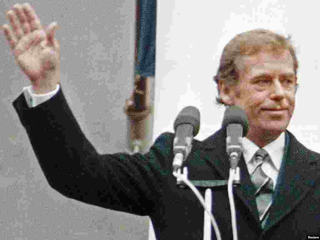 حضور واتسلاو هاول، پس از انتخاب شدن به عنوان رییس&zwnj;جمهوری تازه چکسلواکی، در اجتماع مردم این کشور در قصر پراگ. ۲۹ دسامبر ۱۹۸۹.