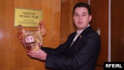 Кандидат у депутати, член партії «Батьківщина» Дмитро Верзілов презентує секретарю міської ради Краматорська свинячу голову