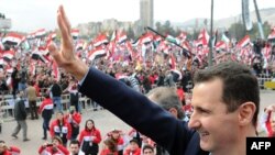 بشار اسد در میان حامیانش- ۲۱ دی‌ماه