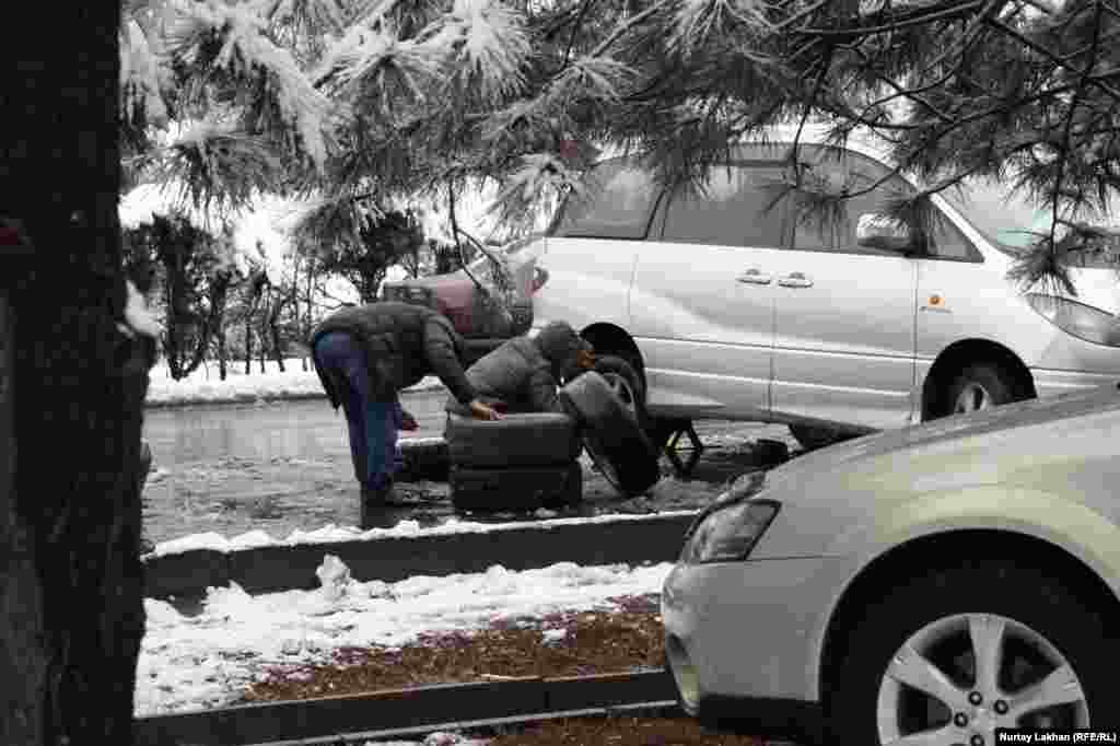 Некоторые автовладельцы меняют летнюю резину на зимнюю прямо на обочине дороги. 