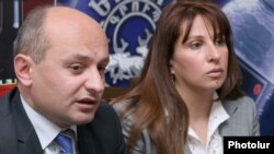 Представители партии «Наследие» Степан Сафарян и Заруи Постанджян (архивное фото)