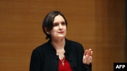 ستِر دوُفلو، ۳۶ ساله، استاد اقتصاد در دانشگاه ام‌آی‌تی، عضو مؤسس آزمايشگاه اقدام عليه فقر، در حال سخنرانی در کالج دو فرانس ۸ ژانويه ۲۰۰۹ 