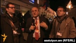 Литва  - Директор Радио Азатутюн Грайр Тамразян (в центре) берет интервью у правозащитника Артура Сакунца (справа) и эксперта Гранта Костаняна, Вильнюс, 28 ноября 2013 г․