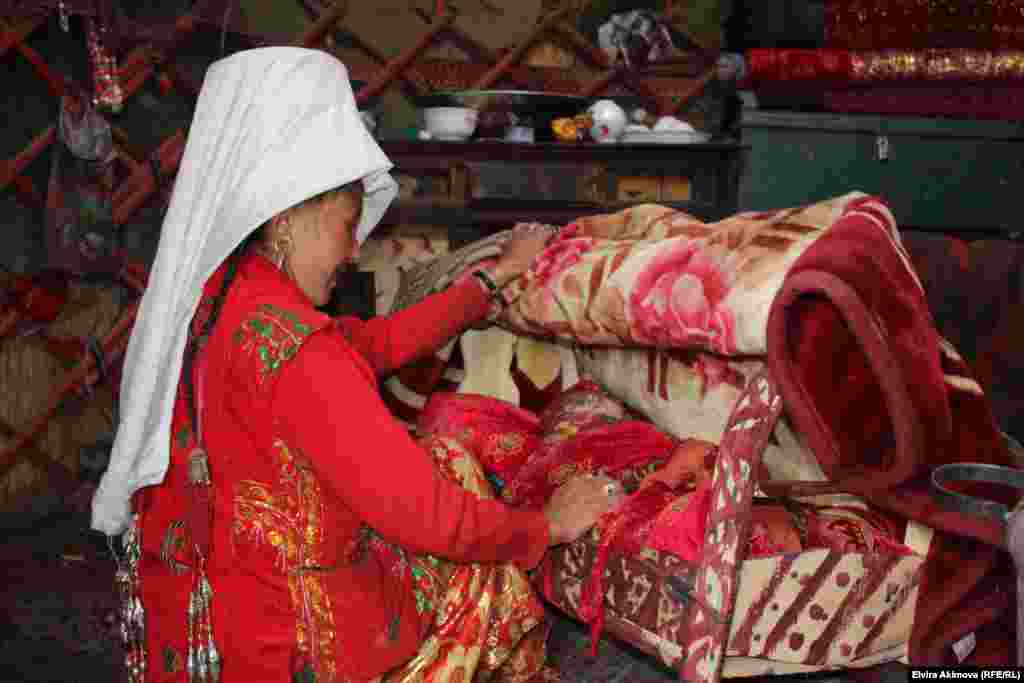 Кыздардын калыңы 60тан 100 койго чейин, ага кошумча ондогон топоз берилет.