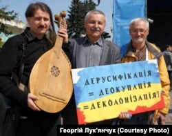 Під час акції біля Верховної Ради України, Київ, 25 квітня 2019 року. На фото зліва направо: Тарас Компаніченко, Олександр Мельник і Тарас Марусик