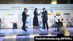 За Наталку Седлецьку, яка перебуває у відрядженні, нагороду «Top 30 Under 30» отримала антикорупційна активістка Тата Пеклун, яка разом із нею стояла біля витоків створення програми «Схеми»