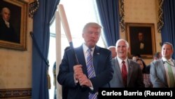 «Обе стороны начнут вести бизнес с Соединенными Штатами Америки, которые процветают, и заработают состояние», – написал Трамп