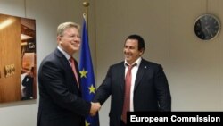 Еврокомиссар Штефан Фюле (слева) приветствует лидера ППА Гагика Царукяна, 6 декабря 2012 г.