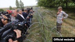 Дата-папа: жизнь у колючей проволоки (фотогалерея)