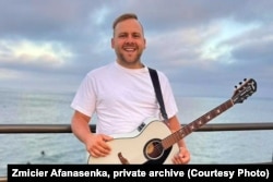 Зьміцер Афанасека ў Каліфорніі з гітарай, фота з прыватнага архіву