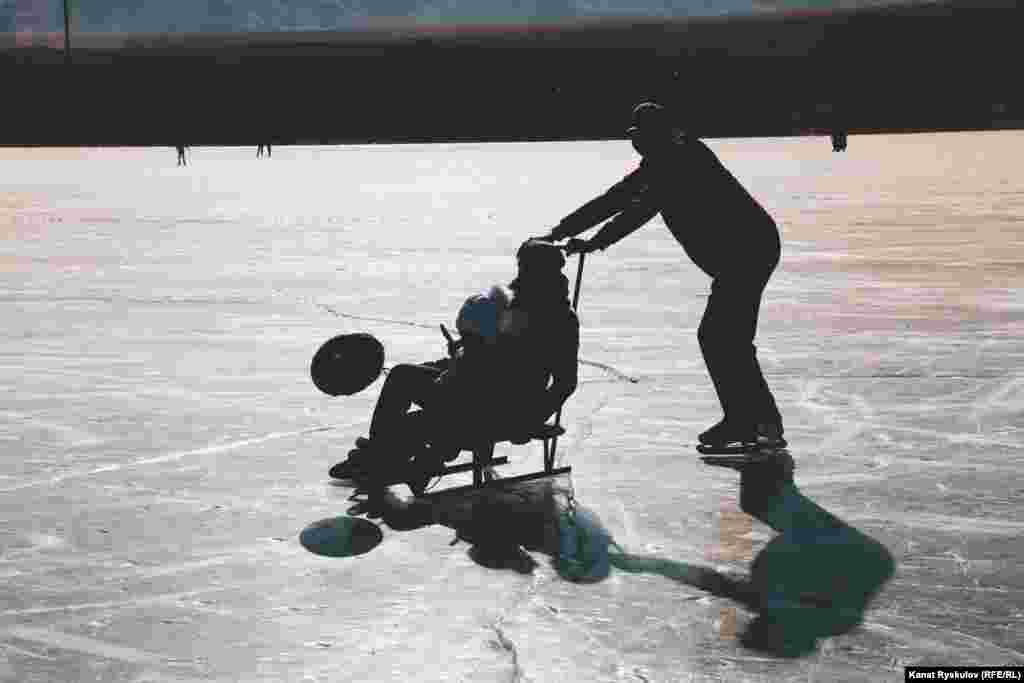 Рикша по-аракольски. Мужчина катает клиентов на санях.