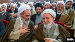 از سمت راست، محمد یزدی و علیرضا اعرافی