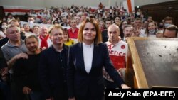 Belarusian opposition leader Svyatlana Tsikhanouskaya (center) poses for a photograph with the Belarusian diaspora in London on August 3.