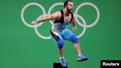 Қазақстандық атлет Нижат Рахимовтың олимпиадада жаңа рекорд орнатқаннан кейін шаттанған сәті. Рио-де-Жанейро, 10 тамыз 2016  жыл.