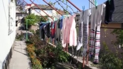 Bir yıldan soñ: apiske alınğan Server Mustafayevniñ qorantası nasıl yaşay (video)