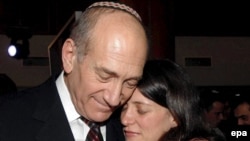 اهود اولمرت، نخست وزیر اسرائیل در دیدار با همسر اهود گولدواسر، یکی از سربازان اسیر اسرائیلی. (عکس: EPA)