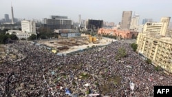 مردم قاهره از ساعات اولیه روز سه شنبه در میدان رهایی جمع شده‌اند