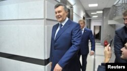 Віктар Януковіч пасьля відэаканфэрэнцыі з украінскім судом, дзе яго дапытвалі справе пра забойствы актывістаў Эўрамайдану ў студзені-лютым 2014 году. 25 лістапада 2016 году