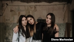 Олена Гаїтова (ліворуч)