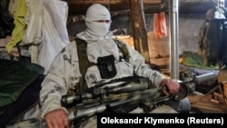 Український військовослужбовець відпочиває на лінії фронту поблизу Авдіївки, що неподалік від окупованого Донецька, 9 лютого 2017 року