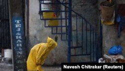 Катмандунун көчөсүндө турган аял, Непал.