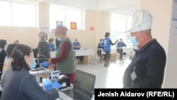 11-апрелдеги жергиликтүү кеңештерге шайлоодо тартылган сүрөт. 
