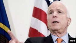 جان مک کین می گوید که تحریم فروش بنزین به ایران بر رهبران ایران فشار فوری وارد خواهد کرد.(عکس: EPA)