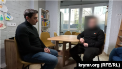 Беседа с украинским подростком Артуром (справа), которому при помощи волонтеров организации Save Ukraine удалось выехать из оккупированной части Херсонской области. Киевская область, 19 марта 2025 года