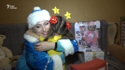 Як волонтери стали чарівниками для дітей військових, що залишились без батьків – відео