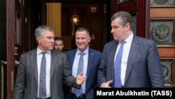 Вячеслав Володин (слева), глава Кнессета Юлий Эдельштейн и депутат Леонид Слуцкий (архивное фото)