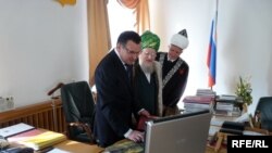 Тәлгать Таҗетдин һәм Әлбир Крганов Чуашстанның элекке президенты Николай Федоров (с) янында. 19 октябрь 2009