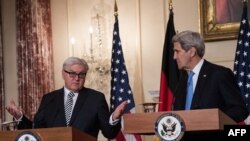 جان کری وزیر خارجه آمریکا (راست) در کنفرانس خبری به همراه فرانک والتر اشتاین مایر، وزیر خارجه آلمان