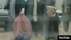 Кадр из фильма, снятого по роману американского писателя афганского происхождения Халеда Хоссейни. В картине показаны эпизоды казни через побивание камнями на стадионе Гази в Кабуле во времена правления талибов.  