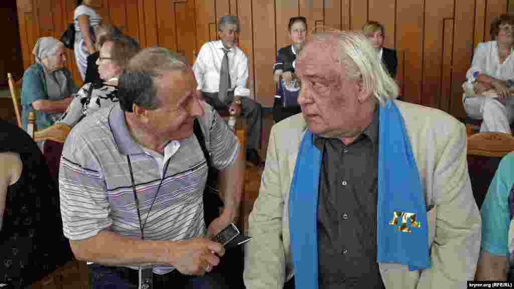 2012 senesi. Qırım jurnalisti Mıkola Semena (soldan) Vladimir Bukovskiyden intervyü ala. İlhaqtan soñ Sememanı taqibatqa oğray