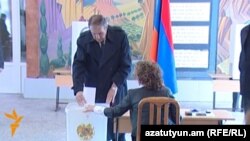 Լեւոն Տեր-Պետրոսյանը քվեարկում է նախագահական ընտրություններում, Երեւան, 18-ը փետրվարի, 2013թ.