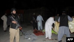 په چمن کې د پولیسو یو سرتېری د پېښې ځای کې ولاړ دی - د سېپټېمبر ۱۸مې انځور 