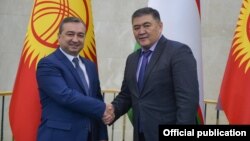 Кыргызстандын УКМКнин жетекчиси Камчыбек Ташиев(оңдо) менен Өзбекстандын президентинин кеңешчиси Мехриддин Хайриддинов(солдо). 15-декабрь, Бишкек. 