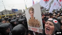 Timoşenkonyň tarapdarlary Harkowdaky “Kaçaniwska” atly türmäniň kamerasynda şertleriň juda ýaramazdygyny aýdýarlar.