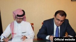 Глава «Таджиксодиротбанка» Тоджиддин Пирзода и председатель «Saudi Investment Group» Шейх Валид Ад-Дахаш Ат-Тувайджири подписывают предварительный договор. Душанбе, май 2018 года